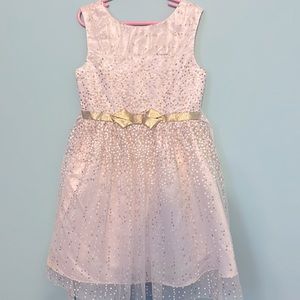 A white and gold dress nice for party’s!